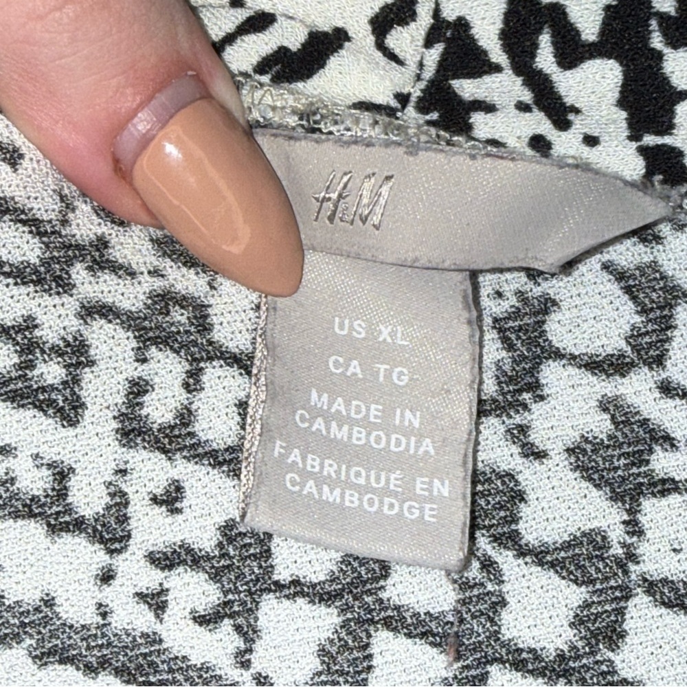 H&M Black & White Check Faux Wrap Sleeveless V-Neck Top Size XL EUC - Picture 3 of 3